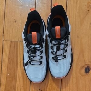 Trail-Ready Women's Sneakers in White and Black